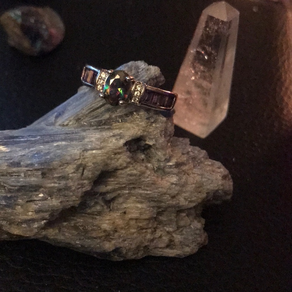 Mystic topaz, Amethyst and white topaz side stones
